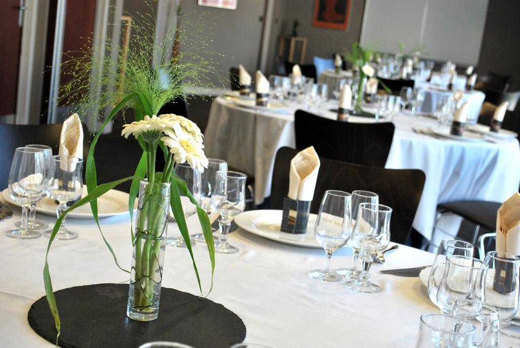 Hotel De Loire Et Restaurant Les Bateliers Trelaze Экстерьер фото