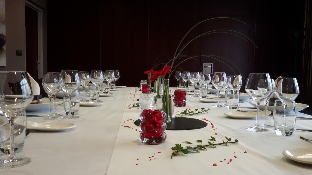 Hotel De Loire Et Restaurant Les Bateliers Trelaze Экстерьер фото