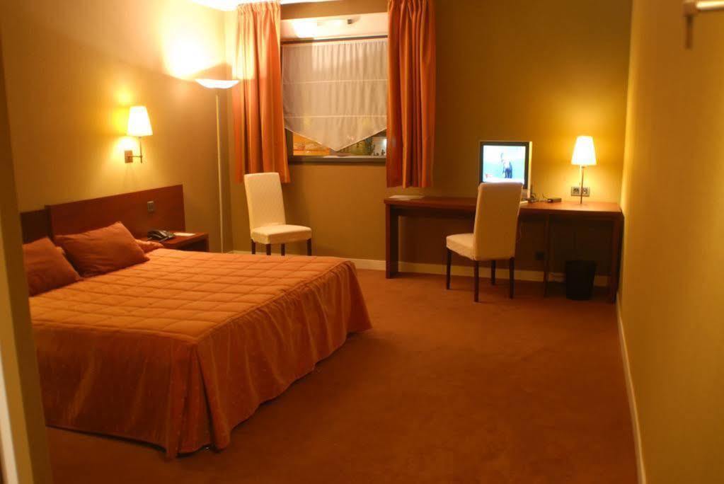 Hotel De Loire Et Restaurant Les Bateliers Trelaze Экстерьер фото