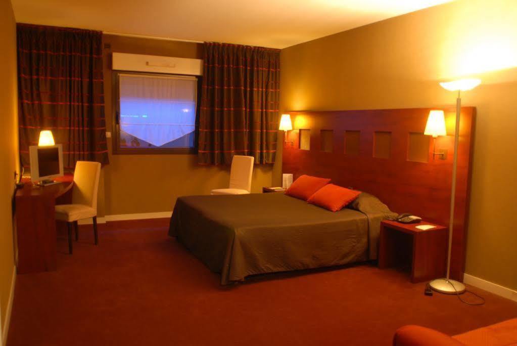 Hotel De Loire Et Restaurant Les Bateliers Trelaze Экстерьер фото