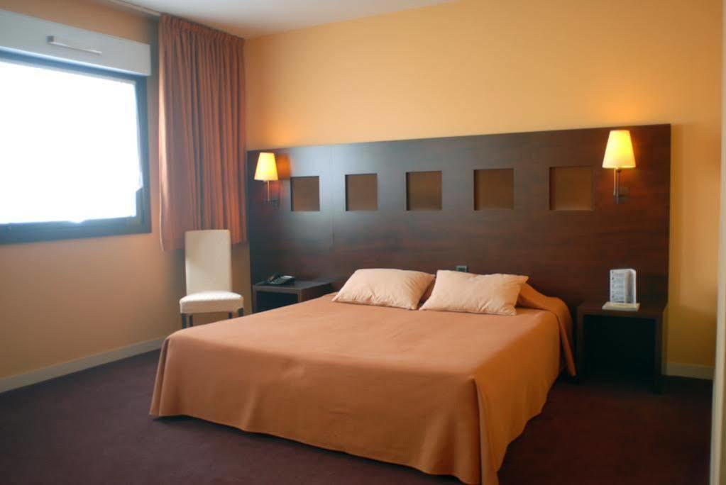 Hotel De Loire Et Restaurant Les Bateliers Trelaze Экстерьер фото