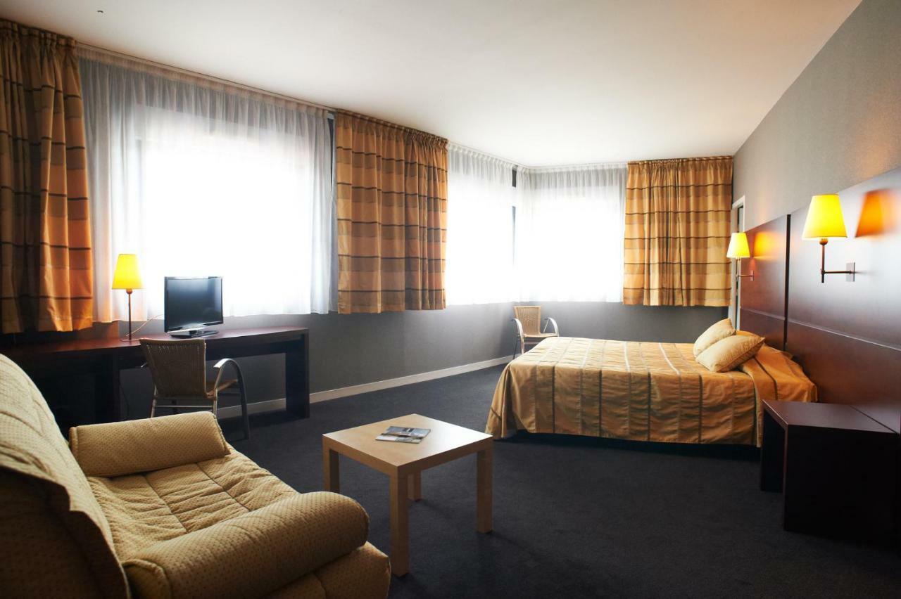 Hotel De Loire Et Restaurant Les Bateliers Trelaze Экстерьер фото